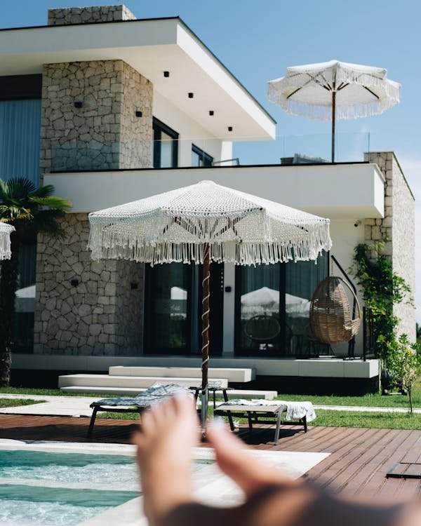 Optez pour des parasols professionnels : style et sécurité garantis